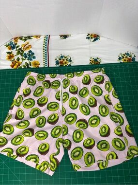 Trunks Surf & Swim Men's Pink Kiwi Print Swim Trunks No Lining Side Pockets